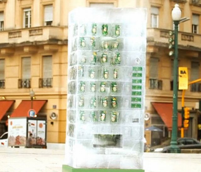 7Up coloca vending machine de gelo em Buenos Aires.jpg